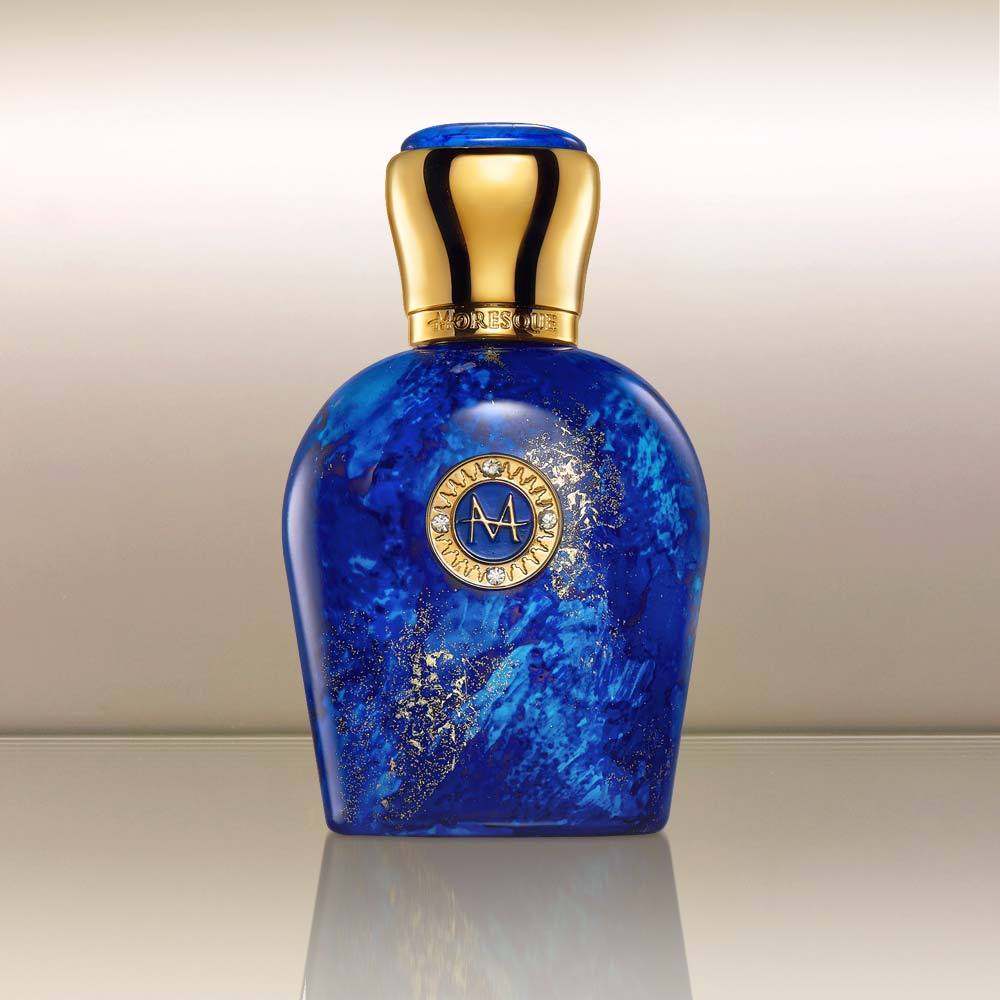 Голубые духи. Парфюм Moresque Sahara Blue. Moresque Sahara Blue 50ml EDP. Парфюм Версаче синий флакон. Moresque Scarlett rouge.